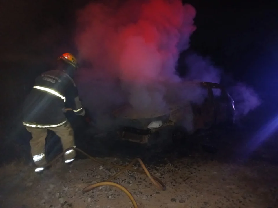 Un auto se incendió por completo con tres niños a bordo que lograron escapar a tiempo