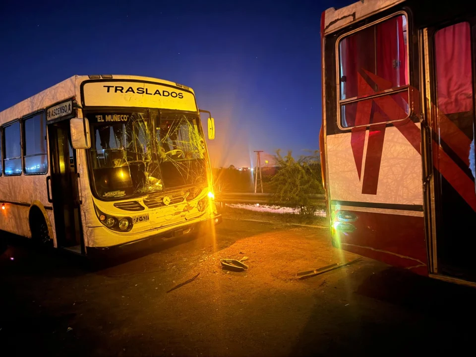 Un colectivo chocó contra otro que estaba detenido por un desperfecto en la Ruta 14