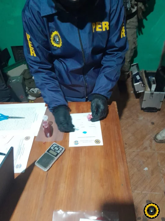 Intentó hacer desaparecer la cocaína cuando llegó la Policía, pero terminó detenido