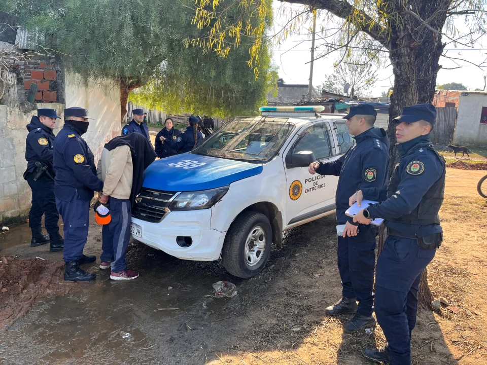 Un dron policial detectó a un hombre armado que intentó escapar por un descampado y terminó detenido