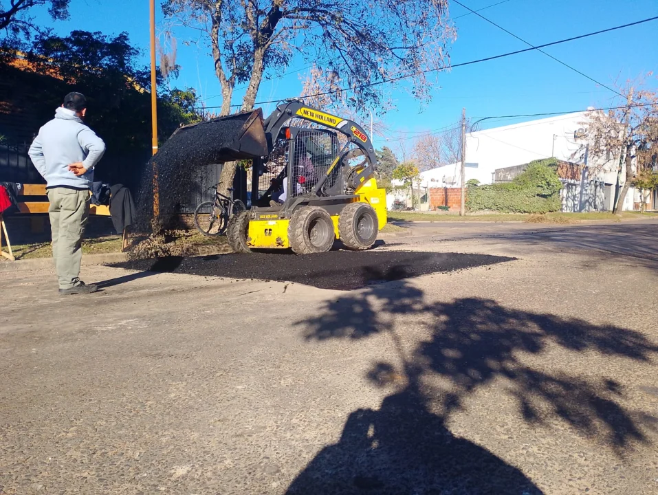El plan de bacheo avanza en la ciudad con 49 reparaciones, 23 de ellas sobre calle Alberdi