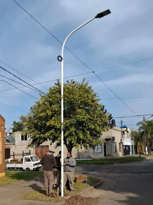 Avanza la colocación de 92 nuevas columnas de alumbrado en B° San Vicente