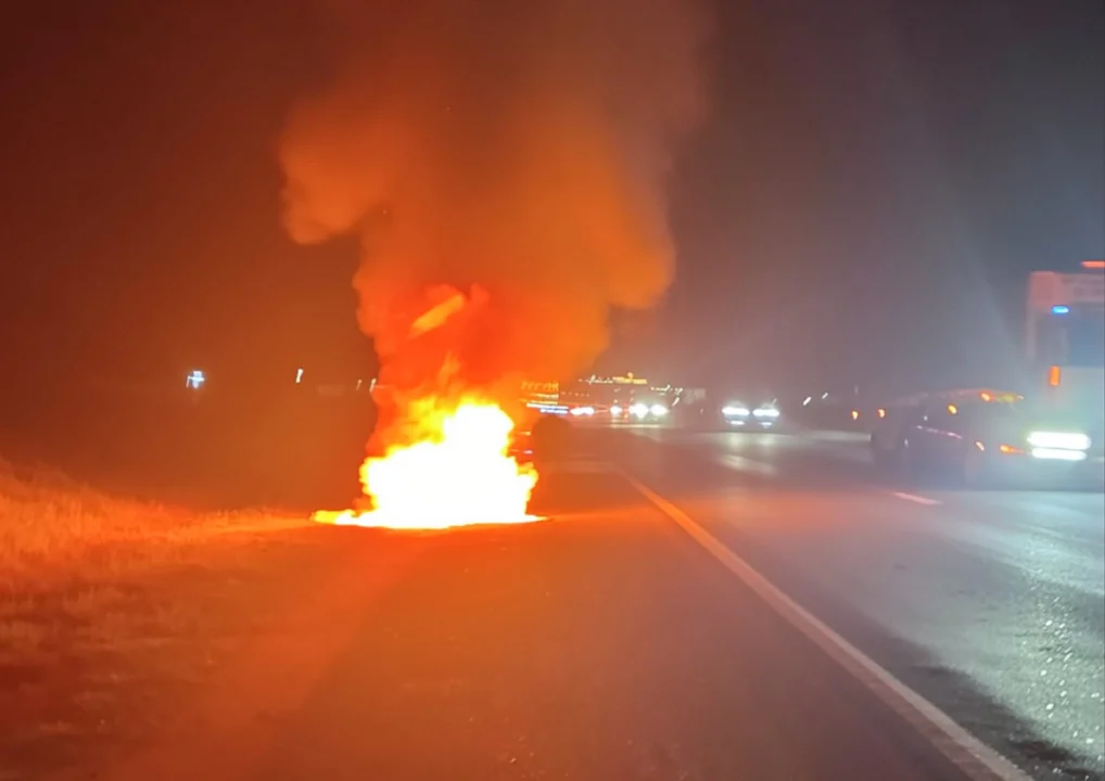 Una camioneta se incendió por completo sobre la Autovía Artigas