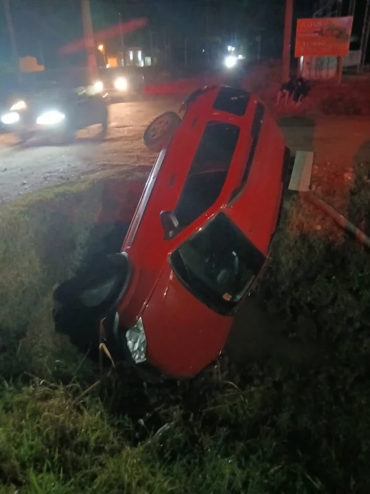 Un vehículo cayó a un zanjón, volcó y sus ocupantes debieron ser rescatados por bomberos