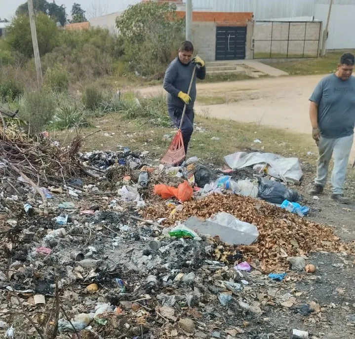 El municipio continúa la limpieza diaria de minibasurales en la ciudad