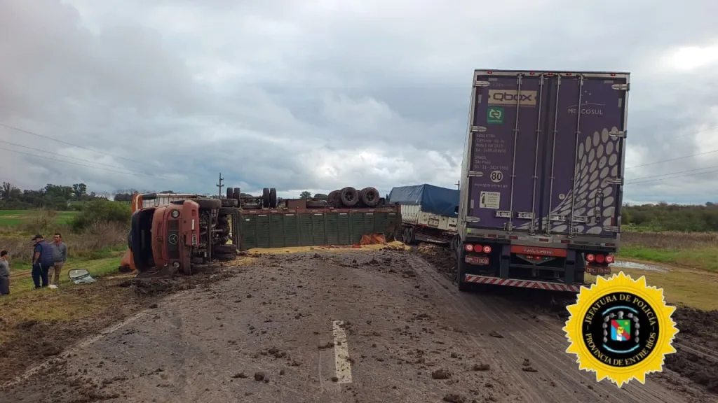 Un camión volcó y provocó un accidente que involucró a otros dos transportes en la Ruta 12