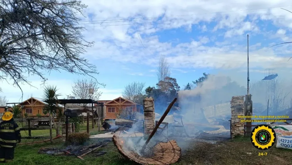 Un incendio destruyó siete cabañas en Colón: investigan cómo se inició el fuego