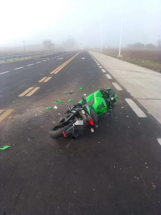 Joven motociclista de Concepción del Uruguay sufrió graves lesiones tras chocar contra un camión en Gualeguaychú