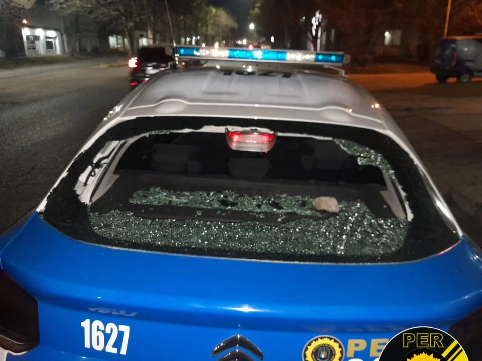 Atacó a piedrazos un patrullero, intentó escapar y le secuestraron una «tumbera»