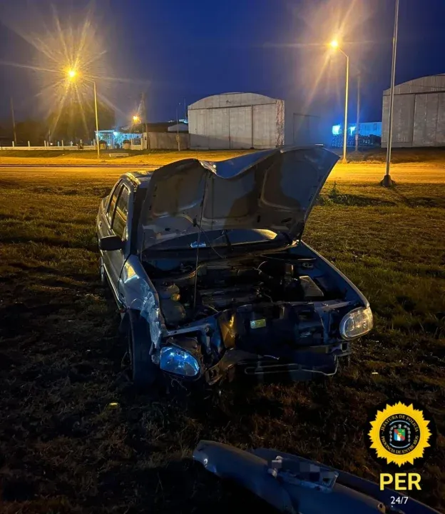 Perdió el control del auto, chocó contra dos postes y se salvó de milagro en San Salvador