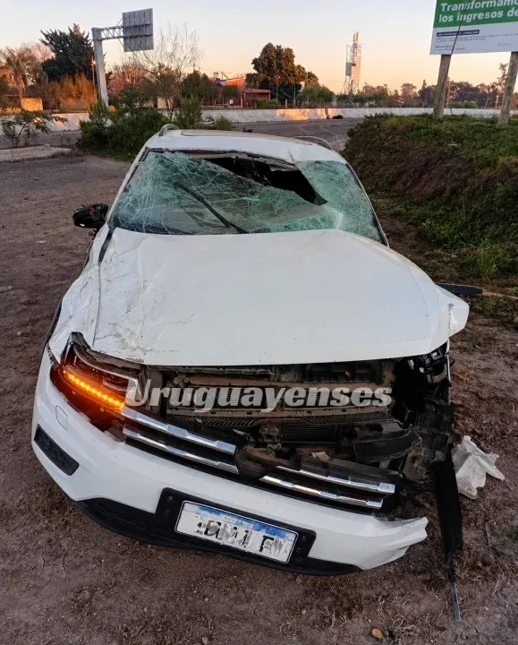 Una familia de Caseros volcó con su camioneta en el ingreso a Paraná y dos personas resultaron heridas