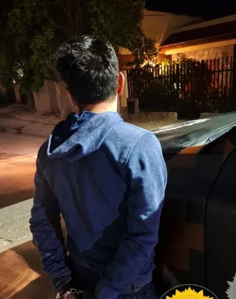 Saltó la reja de una casa, escapó en bicicleta y terminó escondido en un contenedor de basura