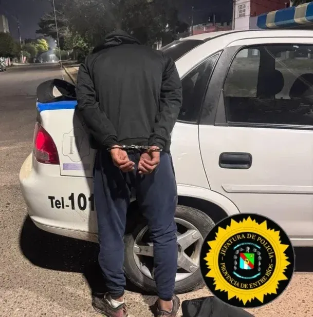 Detuvieron a un joven tras robar banquetas de un bar en Concepción del Uruguay