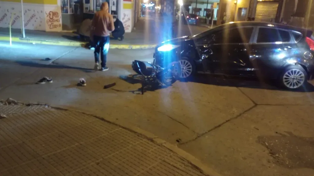 Dos adolescentes sufrieron graves lesiones tras un choque entre una moto y un auto en Victoria
