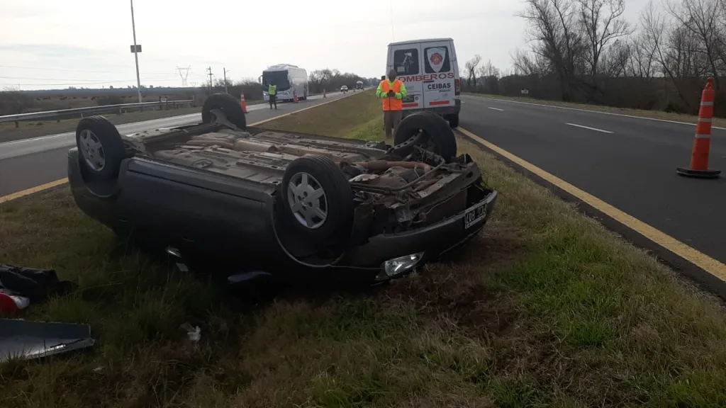 Una familia de San José protagonizó un vuelco en la Autovía 12: una mujer resultó herida