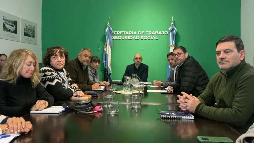 El gobierno mejoró la propuesta a los estatales y anunció que liquidará los haberes de julio con aumento del 3 por ciento