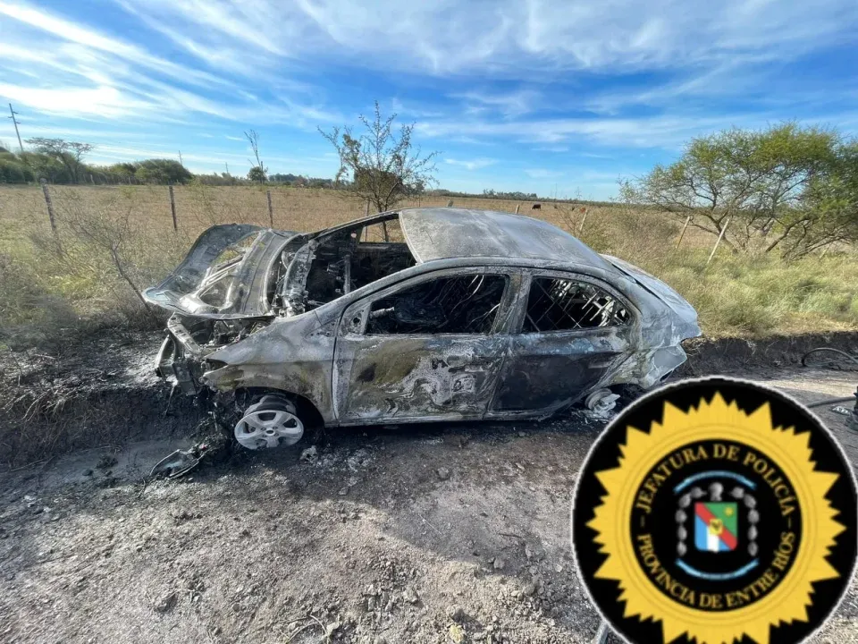 Un automóvil se incendió por completo tras quedar atascado en un montículo de tierra