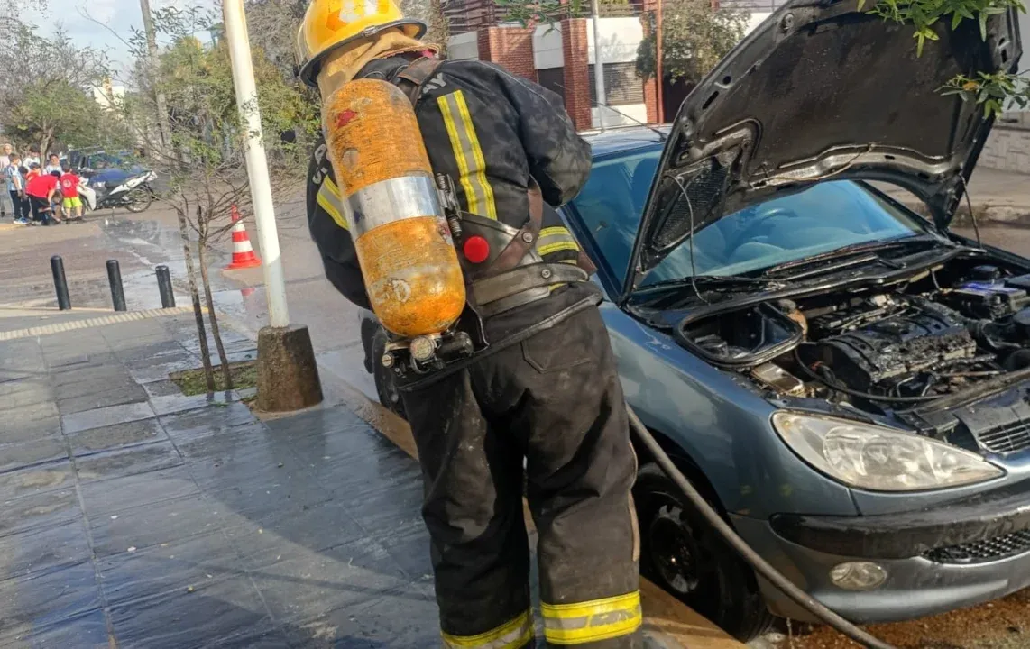 Controlaron un principio de incendio en un automóvil en pleno centro de Concepción del Uruguay