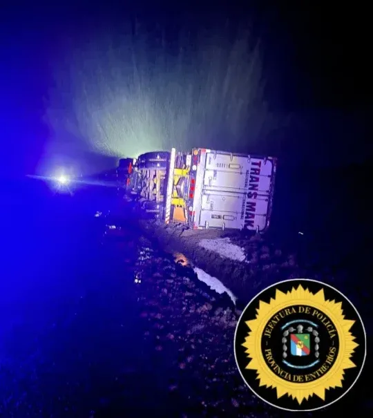 Volcó un camión cargado sobre la Ruta 6 en Tala