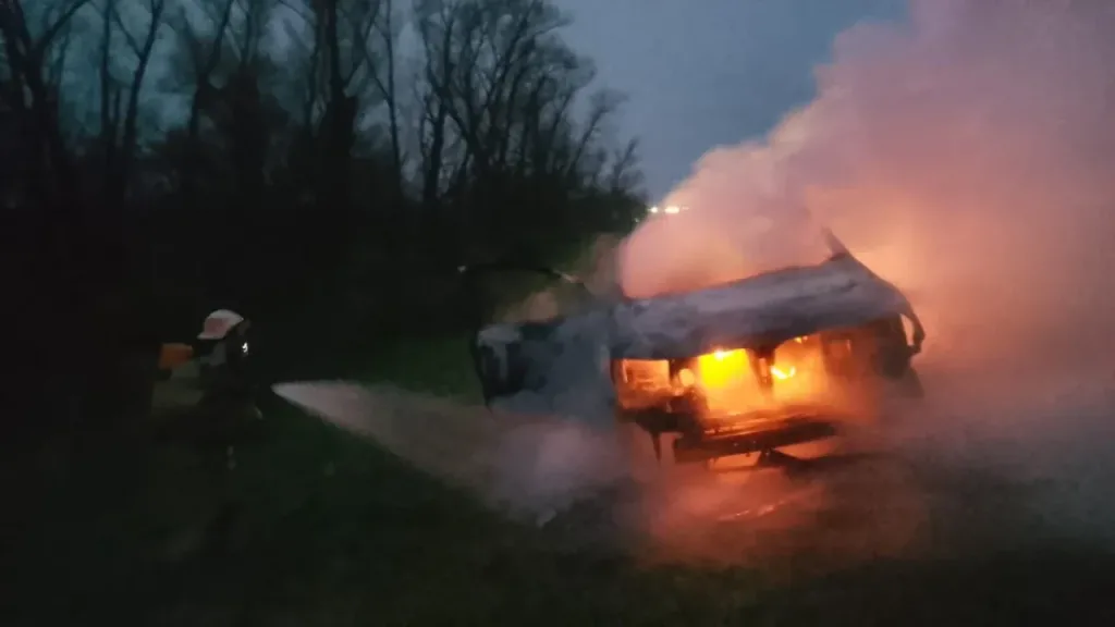 Ceibas: una camioneta se incendió por completo sobre la Autovía 12 y el conductor sufrió una lesión