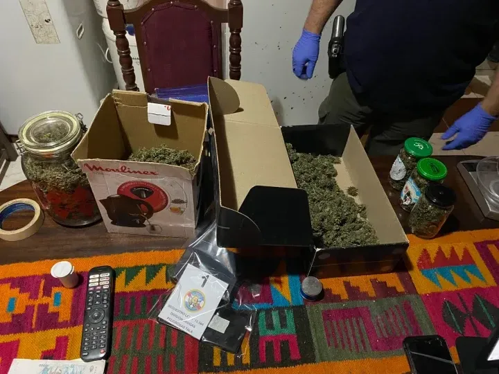 Secuestraron más de medio kilo de marihuana, dinero y detuvieron a una mujer en Rosario del Tala