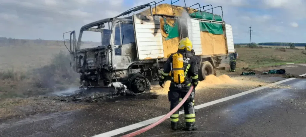 Se incendió un camión sobre la Autovía Artigas y hubo reducción del tránsito