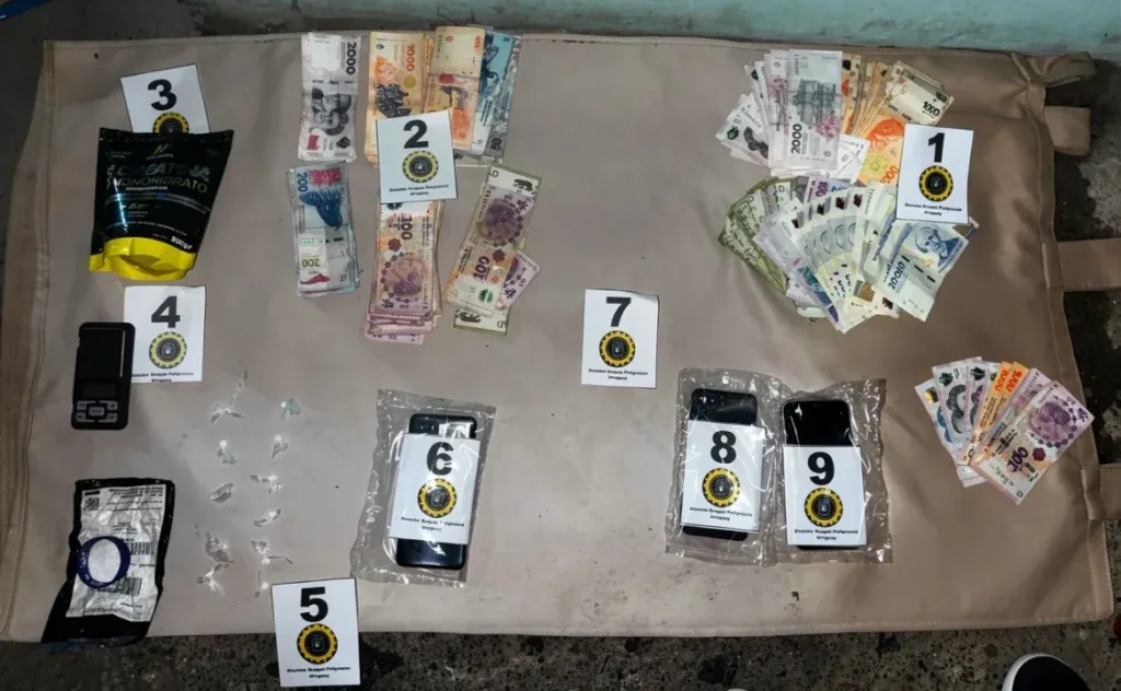 Allanamiento por narcomenudeo: detuvieron a una mujer y secuestraron cocaína, dinero y una balanza de precisión