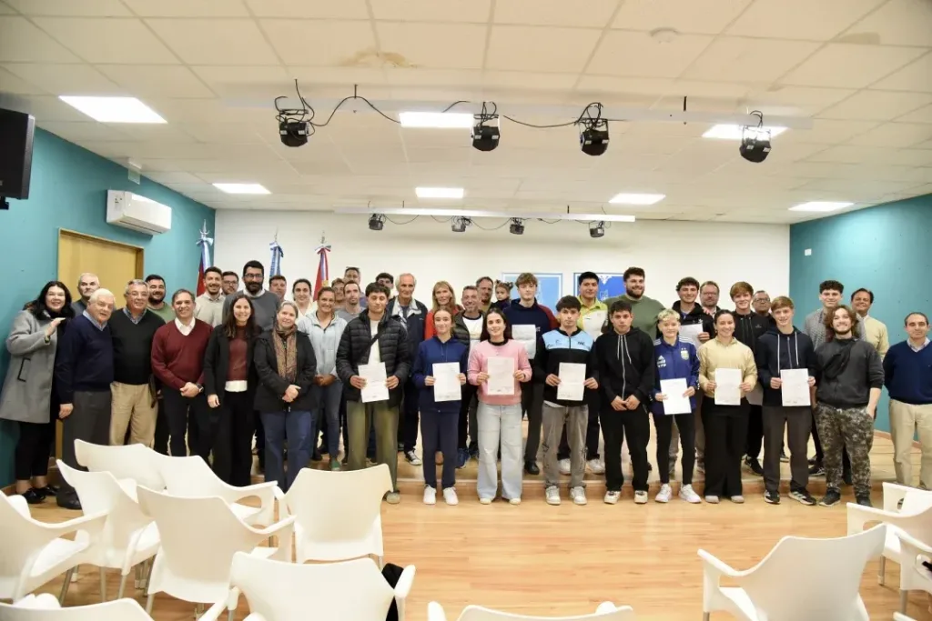 El Municipio renovó el respaldo a jóvenes deportistas y destacó los avances del programa de becas