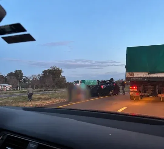 Camioneta terminó volcada sobre la Autovía 14 en el km 104 y generó complicaciones en el tránsito