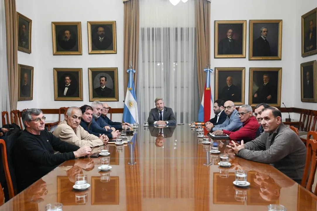 Frigerio se reunió con los gremios para analizar la crisis de Granja Tres Arroyos