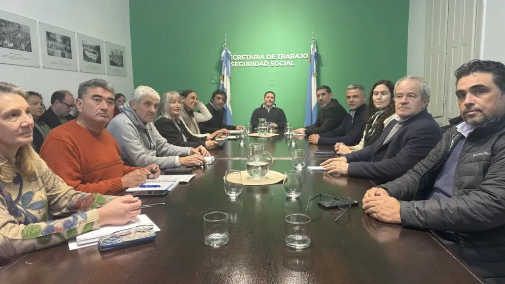 La provincia mejoró la propuesta salarial para los docentes y ratificó su compromiso con el diálogo