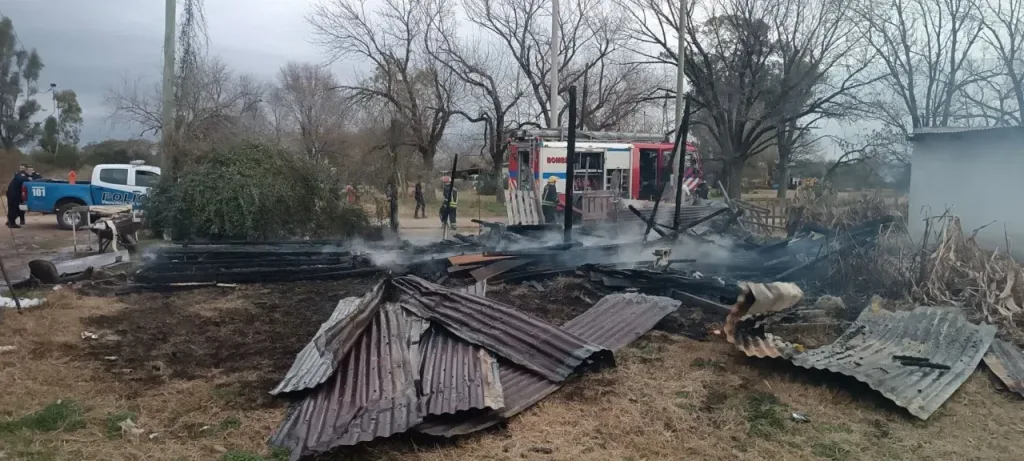 Un incendio destruyó por completo una casilla de madera en el barrio La Tablada