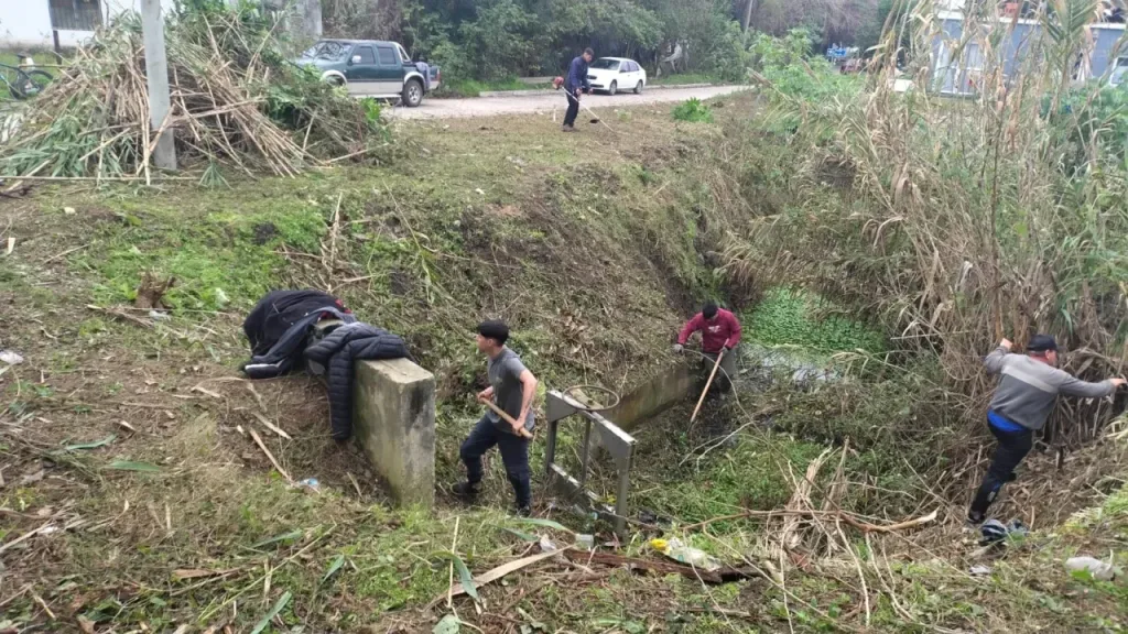 Fenómeno de El Niño: avanzan las tareas de limpieza del desagüe del barrio Lanús