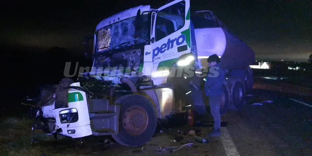 Choque entre dos camiones en la Ruta 14: un transporte de combustible impactó a un camión con pollos vivos