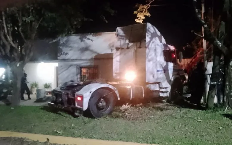 Conducía con 2,52 g/l de alcohol, chocó un árbol y terminó incrustado en una vivienda