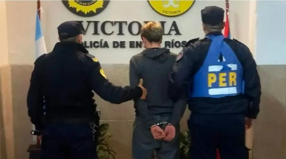 Un motociclista embistió a un policía durante un control y el agente sufrió una fractura de cráneo