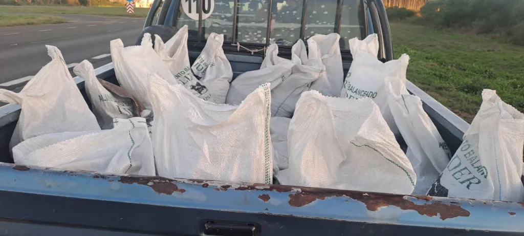 Robaban asfalto de un acopio de la Ruta 14 y los atraparon en flagrancia