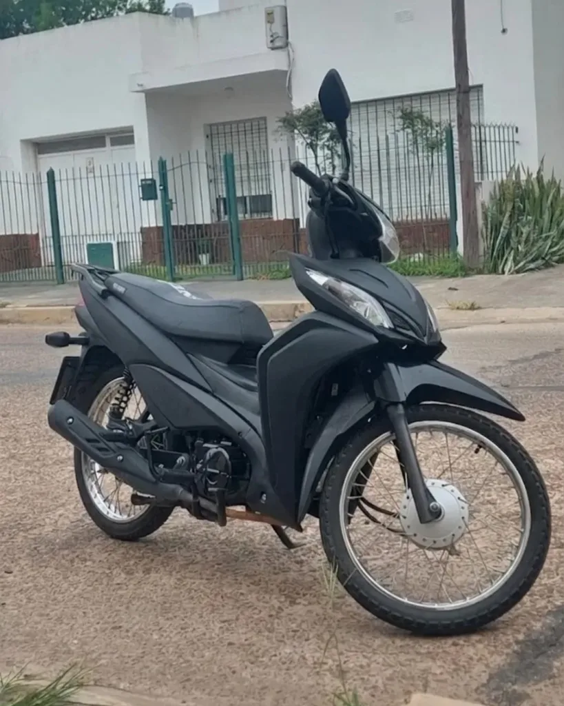 Robaron una moto, dos bicicletas y una rueda de bicicleta de un garage en Estrada al 600