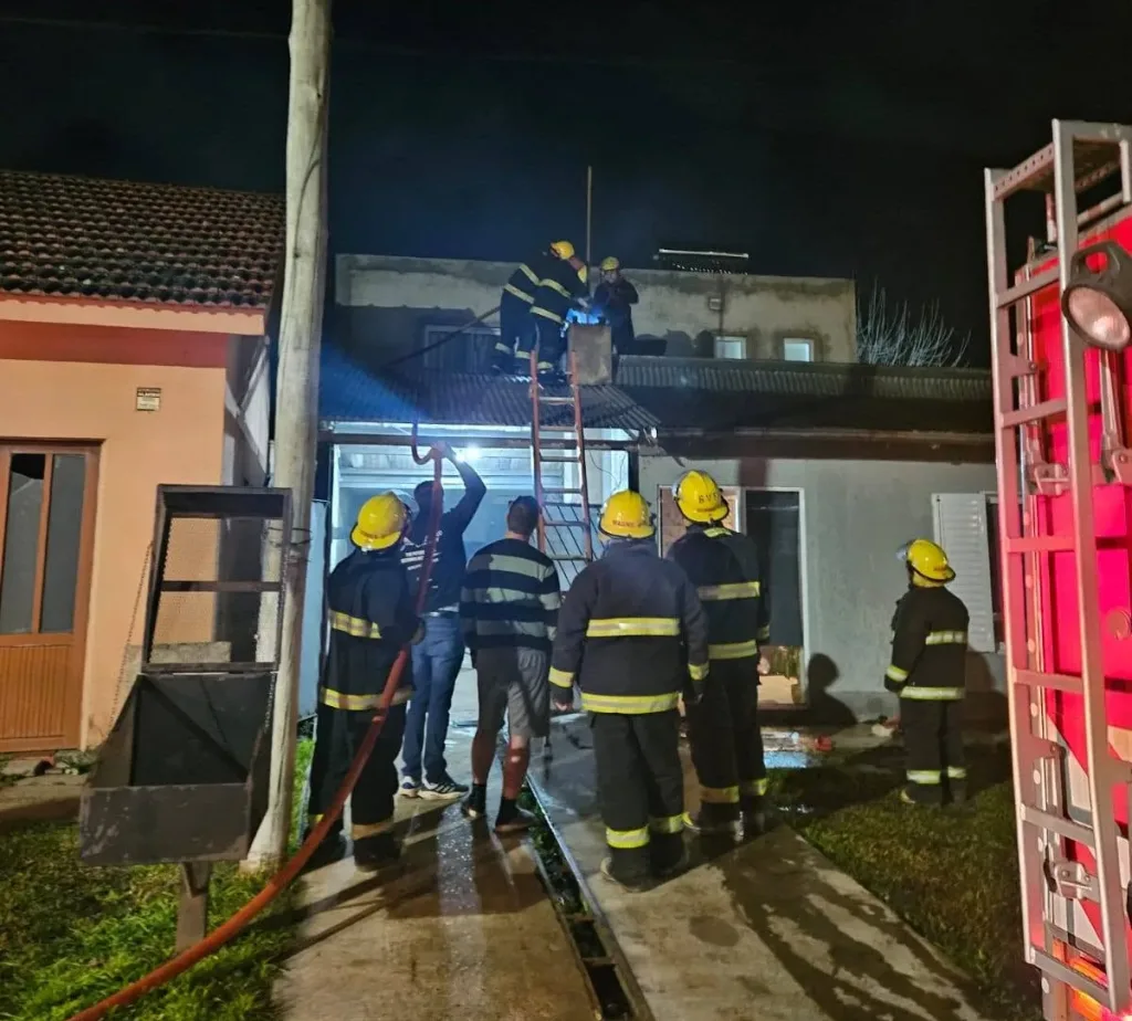 Pronunciamiento: Principio de incendio en una chimenea fue controlado antes de afectar una vivienda