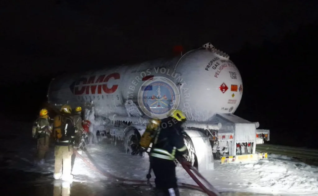 Incendio de un camión con gas butano obligó a cortar la Autovía 14 en San José