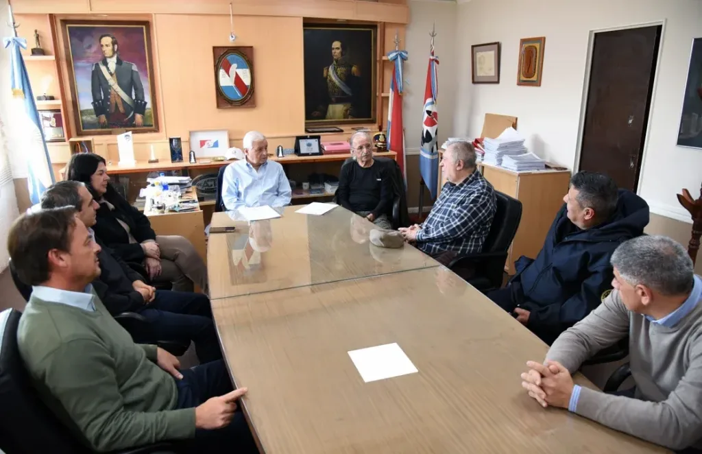 Lauritto junto a Godoy entregaron aportes municipales a Policía, Bomberos y Hospital