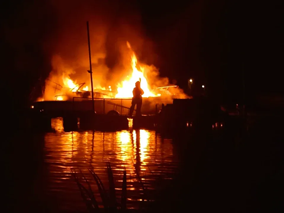 Un hombre sufrió graves quemaduras tras incendiarse una embarcación y permanece en terapia intensiva