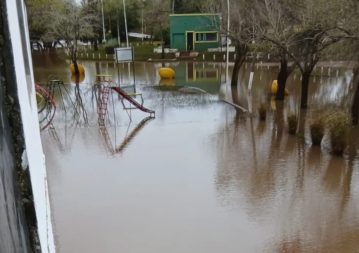 El agua bajó, pero el ingreso a balnearios sigue cerrado por precauc­ión