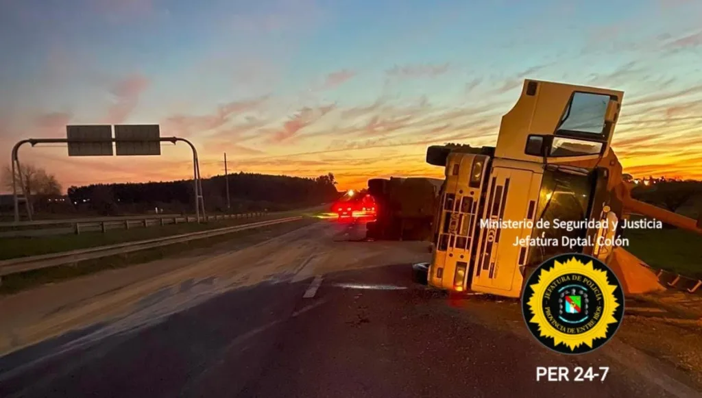 San José: despiste y vuelco de un camión sobre la Ruta Nacional 14
