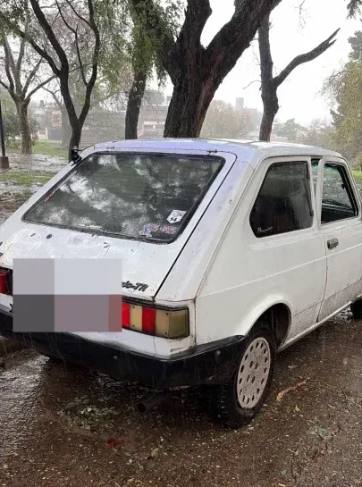 Robaron un auto estacionado: lo encontraron abandonado, con daños y varios elementos sustraídos