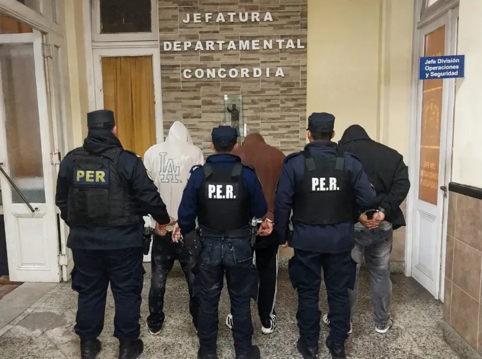 Cinco detenidos, droga secuestrada y elementos robados recuperados en una serie de allanamientos