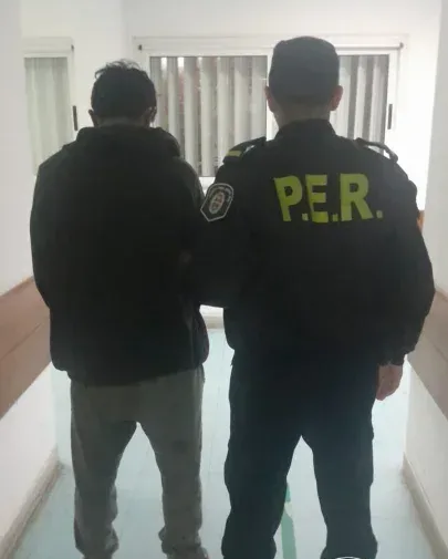 Sorprendieron a un joven robando tirantes de hierro en una obra y terminó detenido