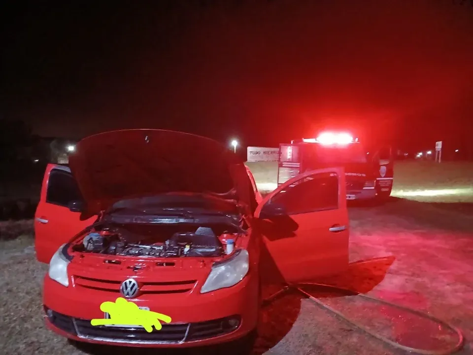 Un auto se incendió frente a una vivienda en Médanos y su propietario sufrió una descompensación