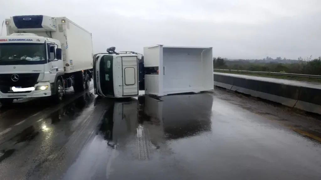 Despiste y vuelco de un camión en la Ruta 14: dos personas resultaron lesionadas