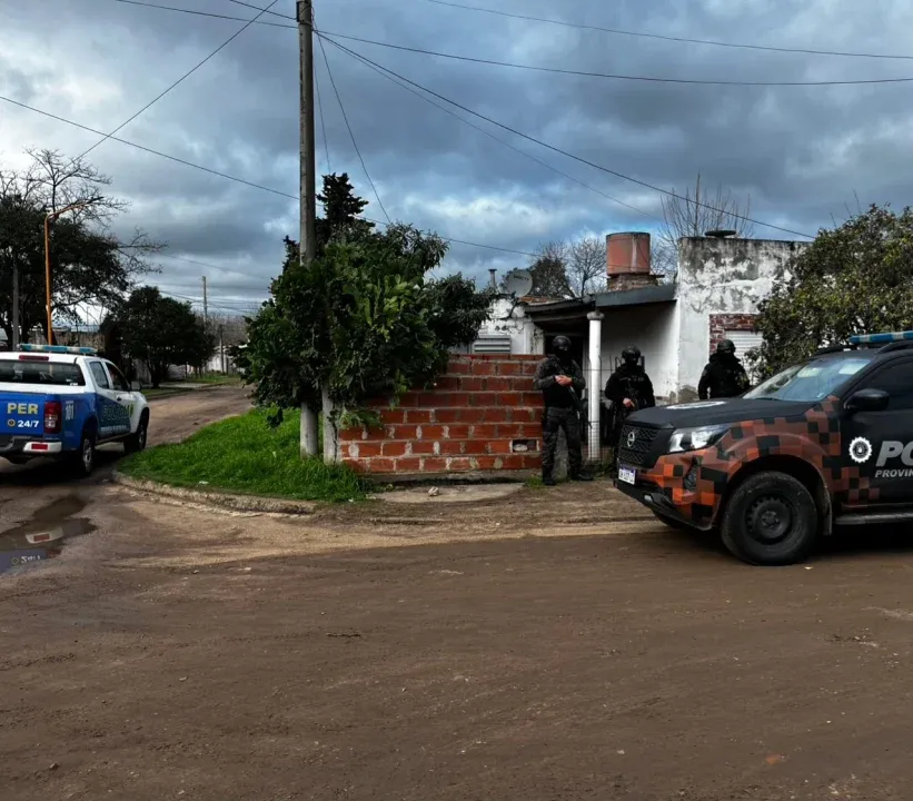 Allanamiento por una causa de homicidio: secuestraron proyectiles y buscan el arma utilizada